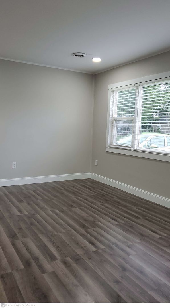 Building Photo - AC! 3 bed 1 bath beautiful big space..don'...