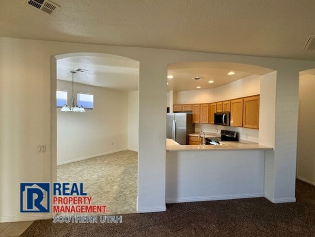 Building Photo - Coral Canyon Home