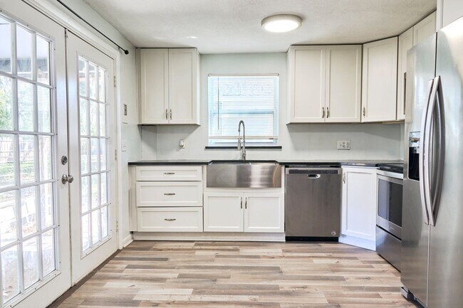 Building Photo - 395 Aurora Boulevard