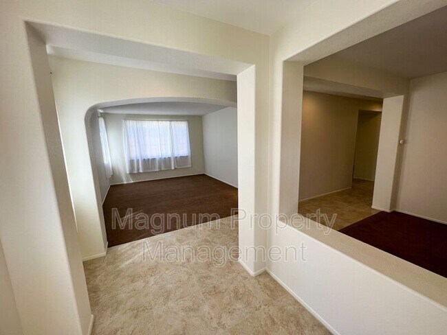 Building Photo - 26641 Peachwood Dr