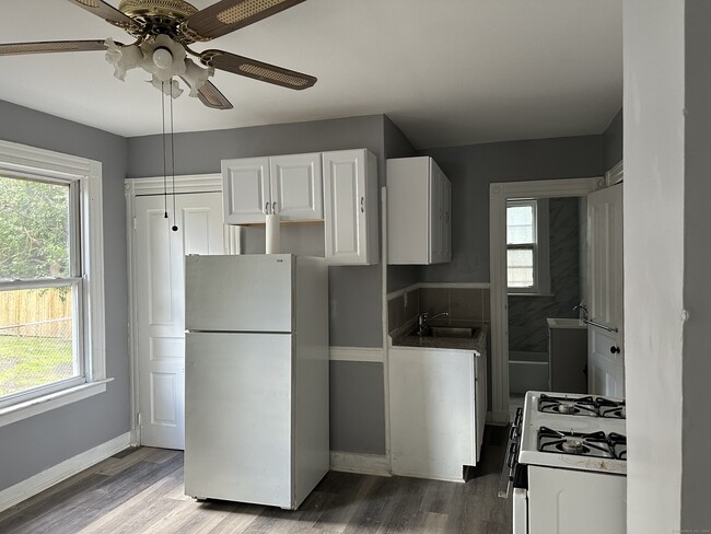 Building Photo - 111 Plymouth St