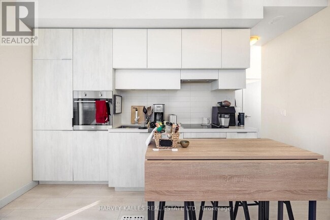 Photo du bâtiment - 8 Eglinton Ave E