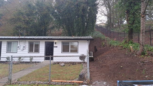 Photo - 2415-2417 E 20th St Apartment