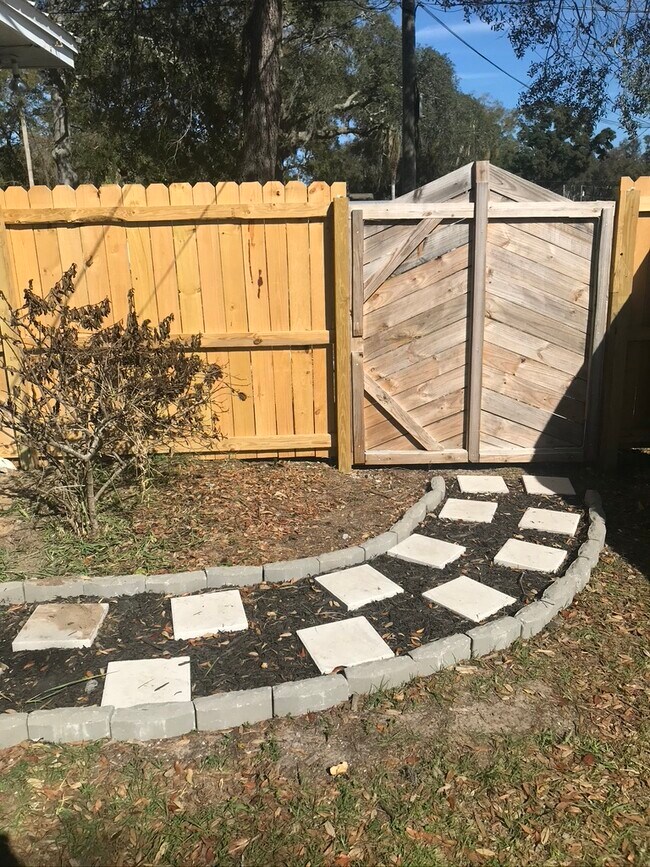 Foto del edificio - 228 Hawthorne Rd