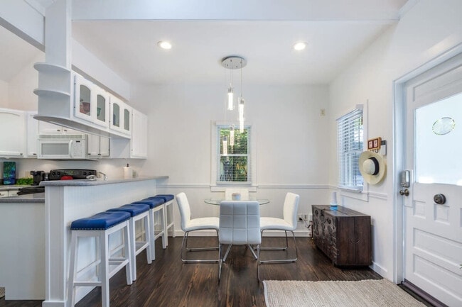 Building Photo - 817 Terry Ln