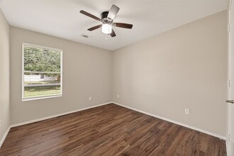 Building Photo - 9418 Belleclaire Ln