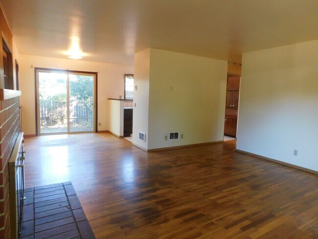 Foto del edificio - Spacious 3/Bedroom-1-1/2Bathroom Home In F...