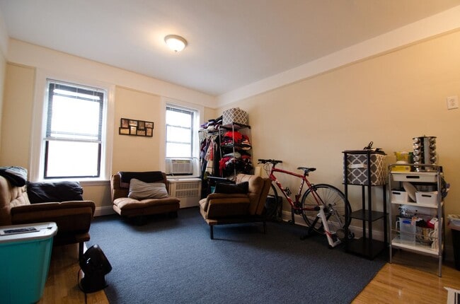 Building Photo - 465 W 51st St