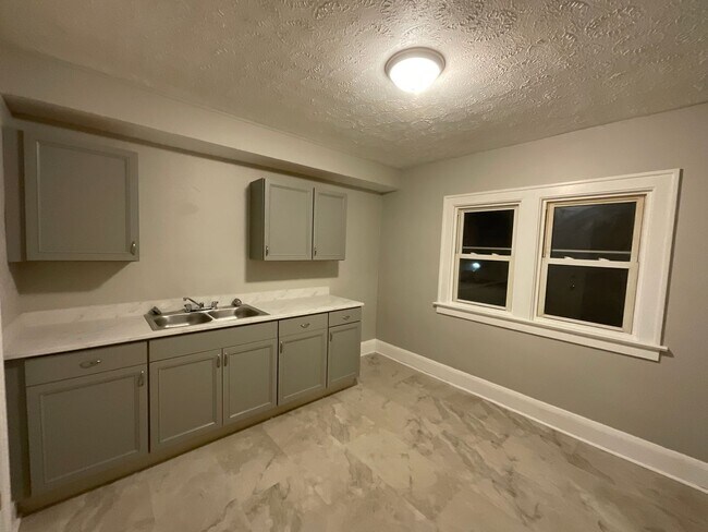 Building Photo - 10012 Greenview Ave