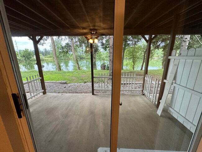 Foto del edificio - 1062 Lakeshore Dr