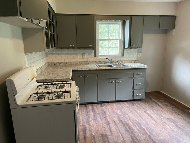 Foto del edificio - $1095 - 4 bed 1 bath - Single Family Home