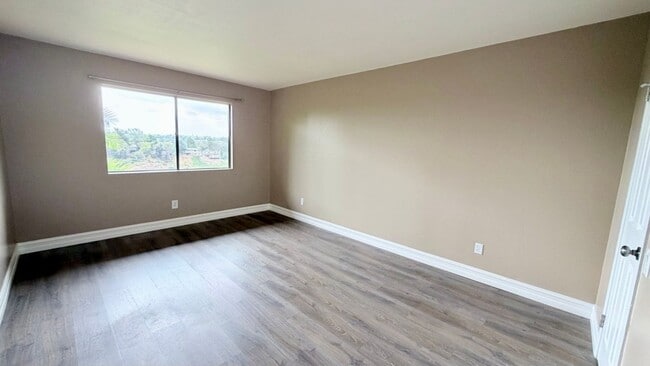 Foto del edificio - Bright 2BR Bay Park Townhome with Covered Parking & Canyon View Balcony