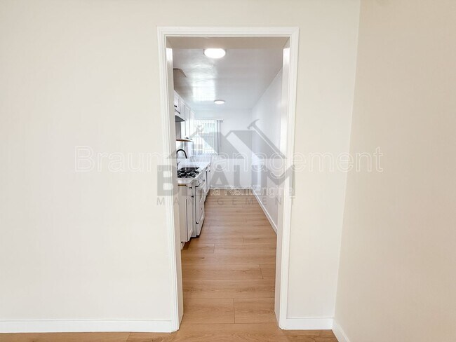 Foto del edificio - 7339 Woodman Ave