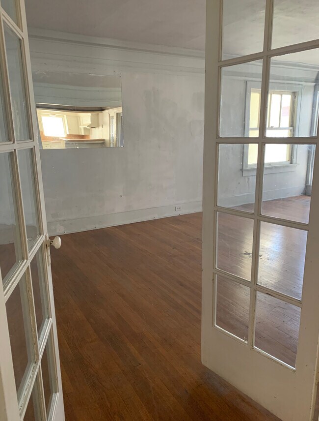 entrance to living room - 5949 Carlton Way