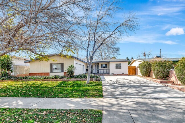 Foto del edificio - Stylish 4-Bed Mid-Century Home