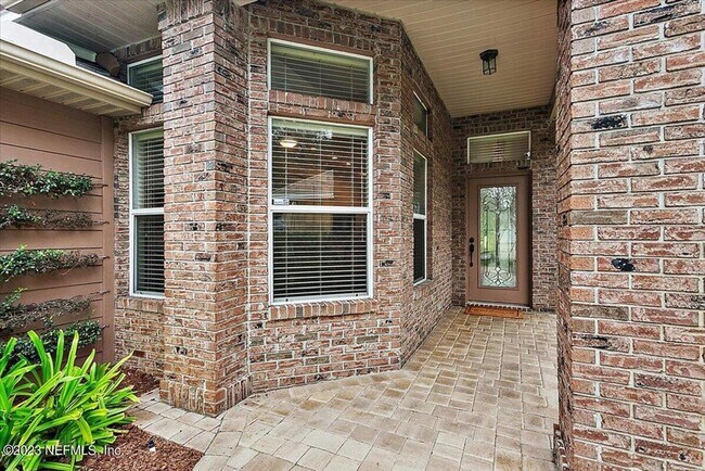 Building Photo - Beautiful home with golf course views in l...