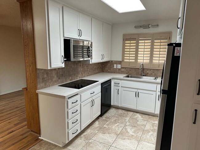 Foto del edificio - 5325 Vickie Dr