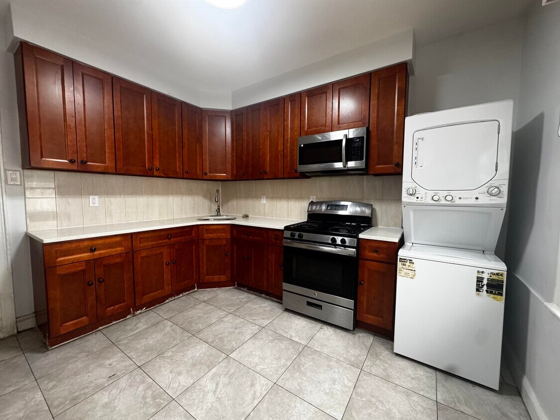 Primary Photo - 290 Fulton Ave