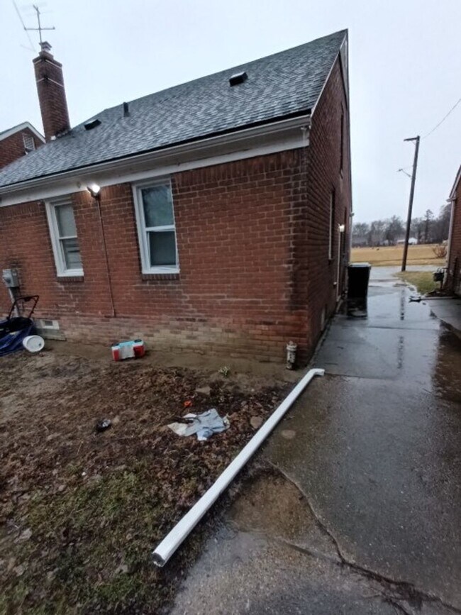 Building Photo - 3 bed/1 bath bungalow - Now Available!