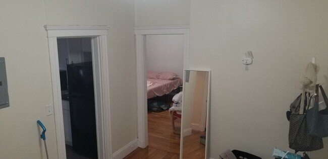 Building Photo - Brighton 1 Bed split available Now