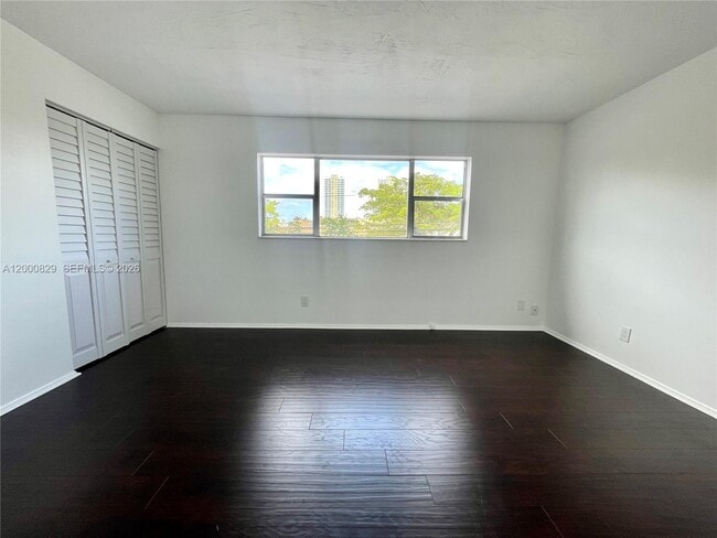 Foto del edificio - 250 Layne Blvd