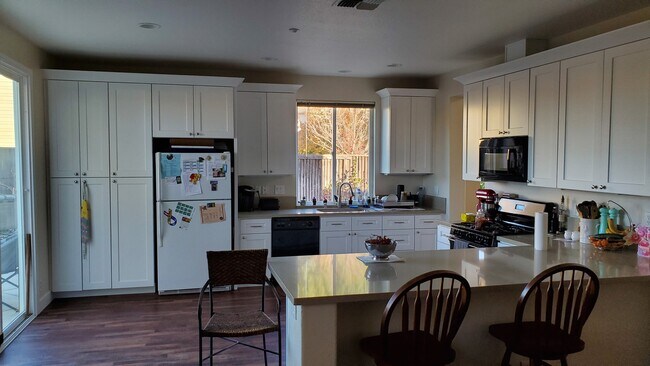 Building Photo - 615 Foxglove Cir