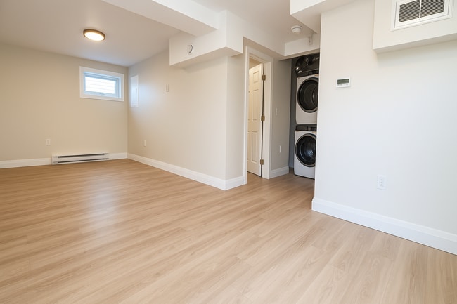 Building Photo - 368 Dufferin Av