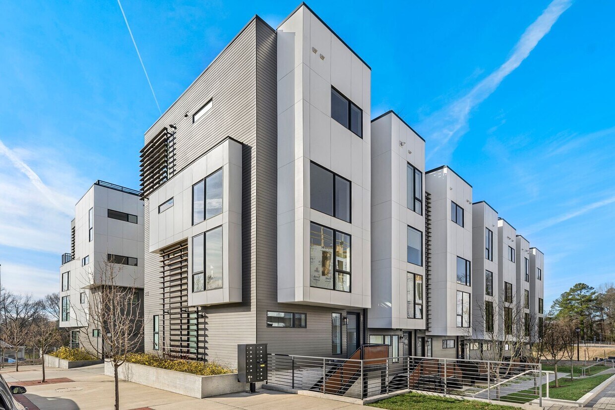 Foto principal - First month FREE! Spacious new downtown to...