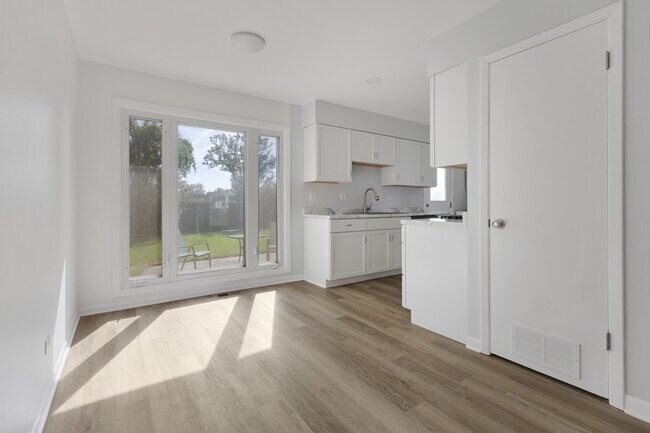 Foto del edificio - 1031 Maple Ln