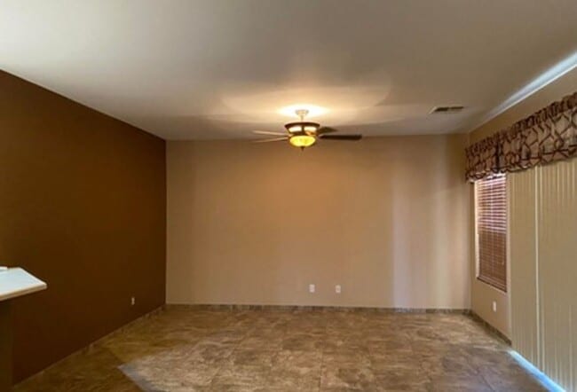 Building Photo - 3 Bedroom, 2 Bath Home Available 09/06/25!