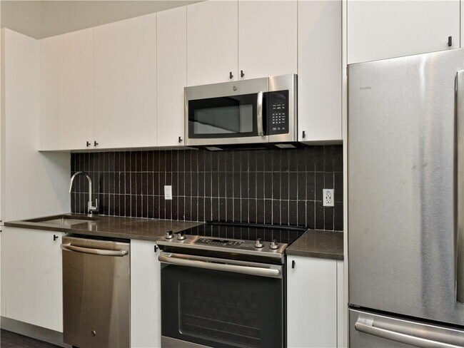 Building Photo - 800 Embassy Dr