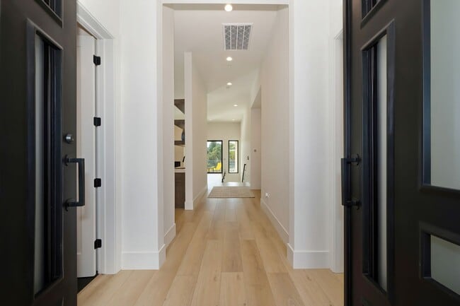 Foto del edificio - Waterfront 4 bed 4 bath 3,887 sq. ft.