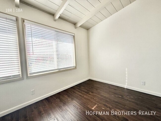 Building Photo - 1820 N La Brea Ave