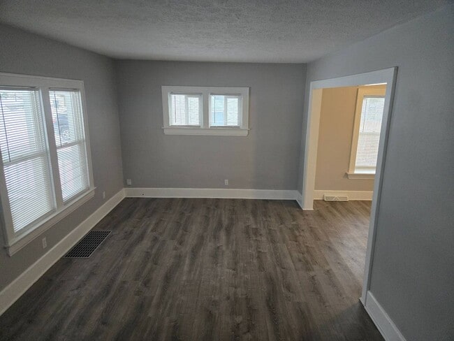 Building Photo - Charming 3-Bedroom Property in Prime Location