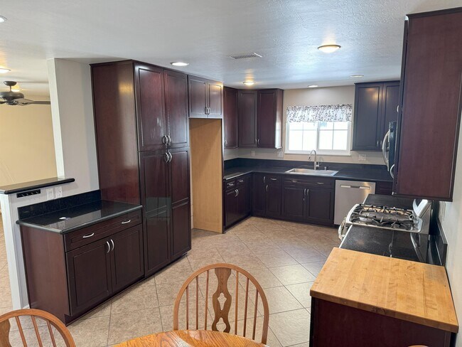 Building Photo - 14461 Chateau Ln