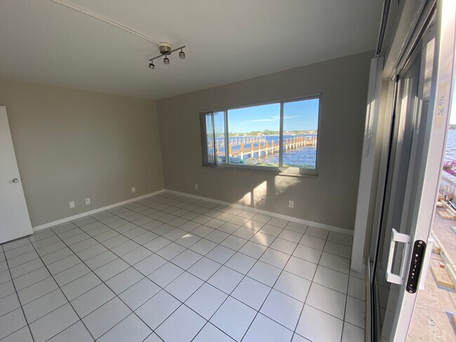 Building Photo - 1100 S Lake Dr