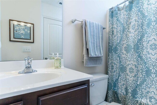 Foto del edificio - Room in 3 Bedroom Townhome at Spark St