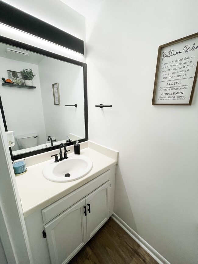 Building Photo - 604 Briar Ct