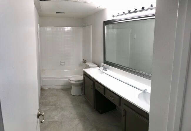 Guest Full Bath - 670 W Warrior Trail