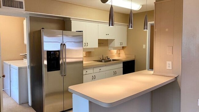 Building Photo - 3 Bedroom 2 bath in North Dallas - $0 Deposit