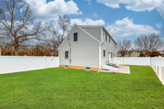 Building Photo - 479 Woodbury Rd