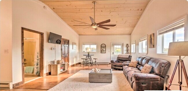 Foto del edificio - 11310 Green Valley Rd