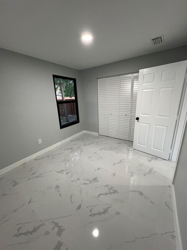 Foto principal - 285 NE 43rd St