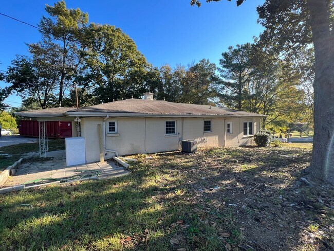 Building Photo - 4 Bedroom 2 Bathroom