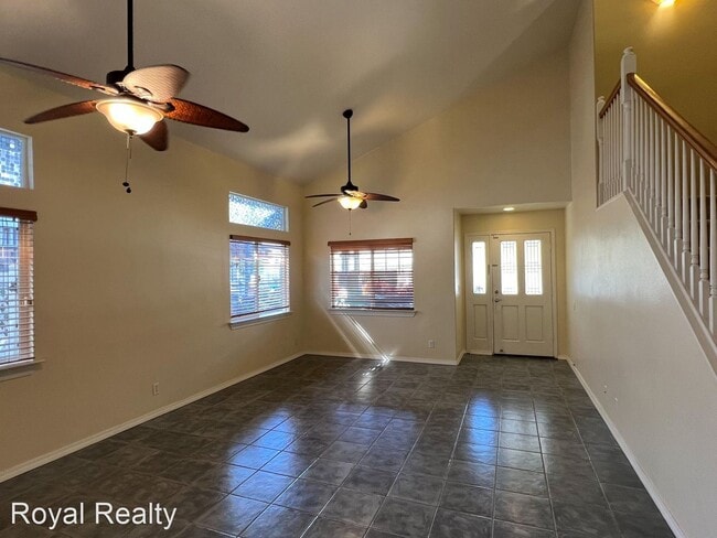 Building Photo - 4 br, 2.5 bath House - 321 Ainahou St. #K