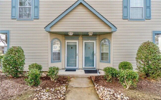 Foto del edificio - End Unit Condo Close to Chic's Beach & Little Creek Naval Base