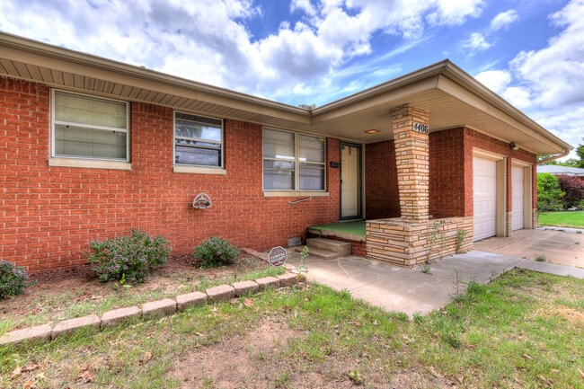 Building Photo - Spacious 3-Bedroom Home with a Fenced Yard...