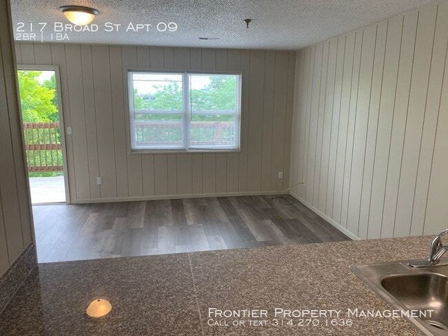 Building Photo - NICE 2 Bedroom Apartment in Warrensburg