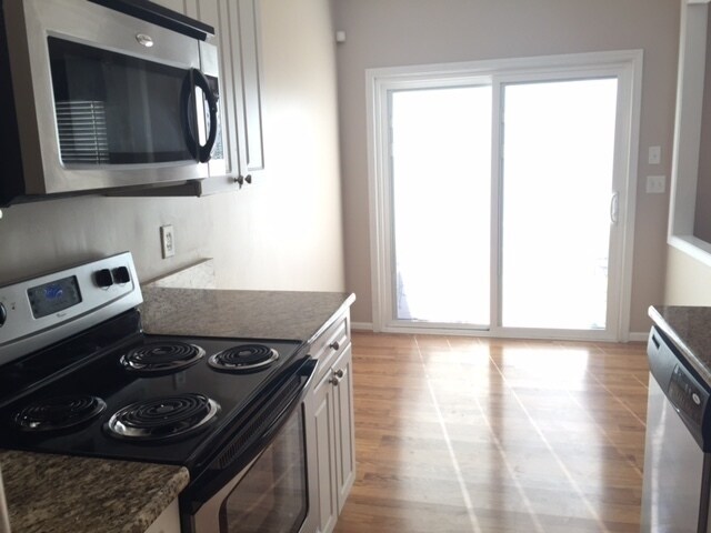 Building Photo - Lovely Townhome in gated community in Bren...