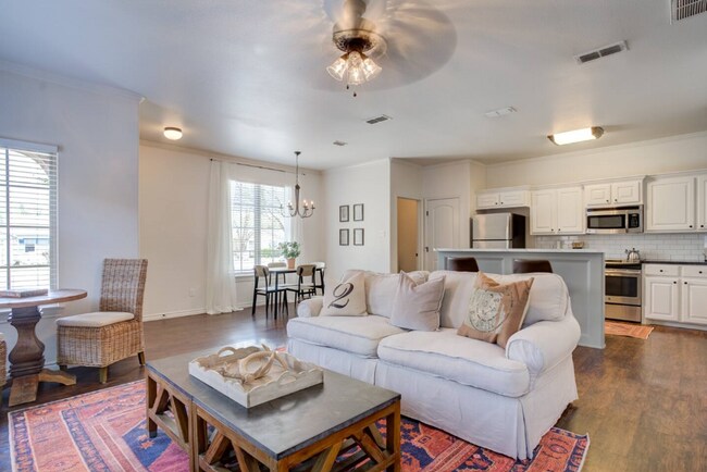 Foto del edificio - 2/2 updated Duplex.  Available for 6 month...